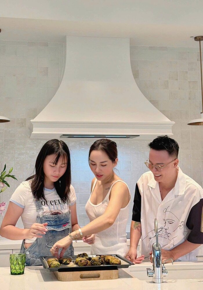Cả gia đình cùng vào bếp dịp cuối tuần.&nbsp;