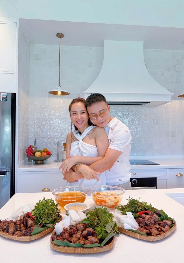 Cả gia đình cùng vào bếp dịp cuối tuần.&nbsp;