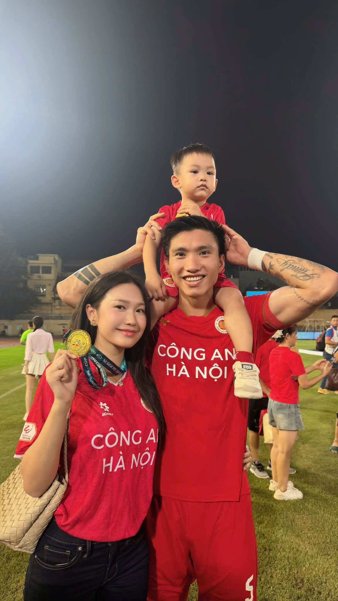 Đoàn Văn Hậu xuất hiện sau lùm xùm thẻ đỏ, tình tứ cùng vợ xinh dự sự kiện - 5