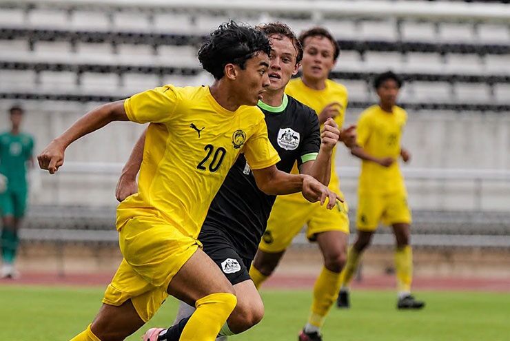 U20 Malaysia (áo vàng) dẫn ngược, bi gỡ hòa, đối mặt một quả penalty nhưng thoát thua