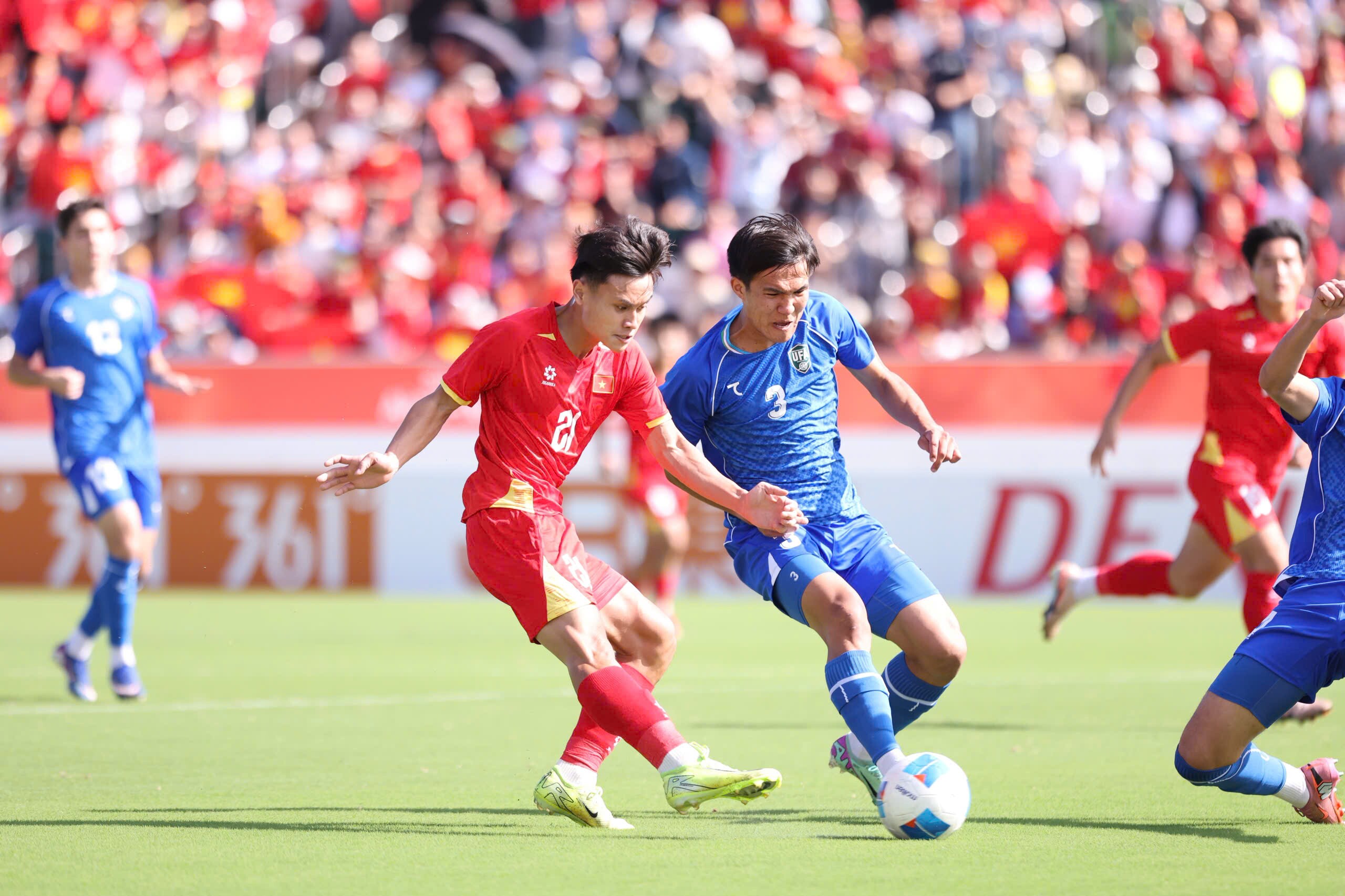 U23 Việt Nam (áo đỏ) thua U23 Uzbekistan ở lượt cuối vòng bảng