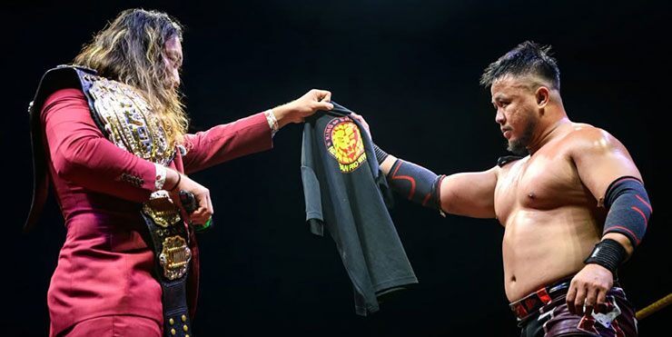 Yota Tsuji, nhà vô địch hạng nặng IWGP, trao chiếc áo logo sư tử của New Japan Pro Wrestling cho Ares