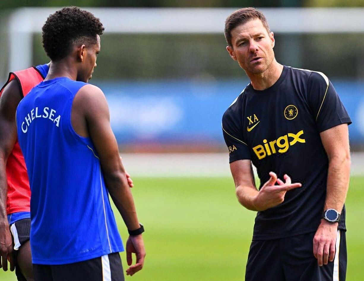 Xabi Alonso không tìm được vị trí phù hợp cho Estevao