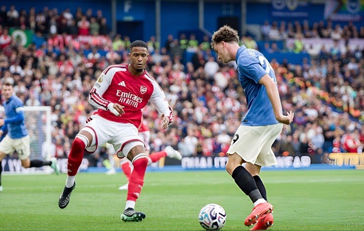 Ezri Konsa lần đầu nếm mùi thất bại trong màu áo Arsenal