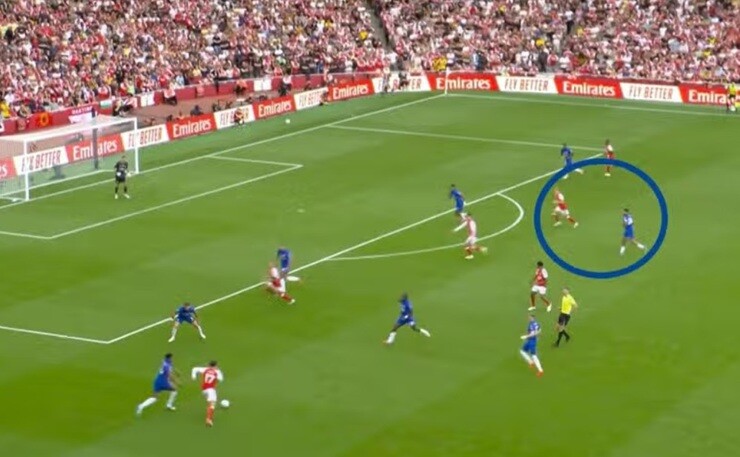 Odegaard băng vào vòng cấm Chelsea từ phía sau để ghi bàn cho Arsenal