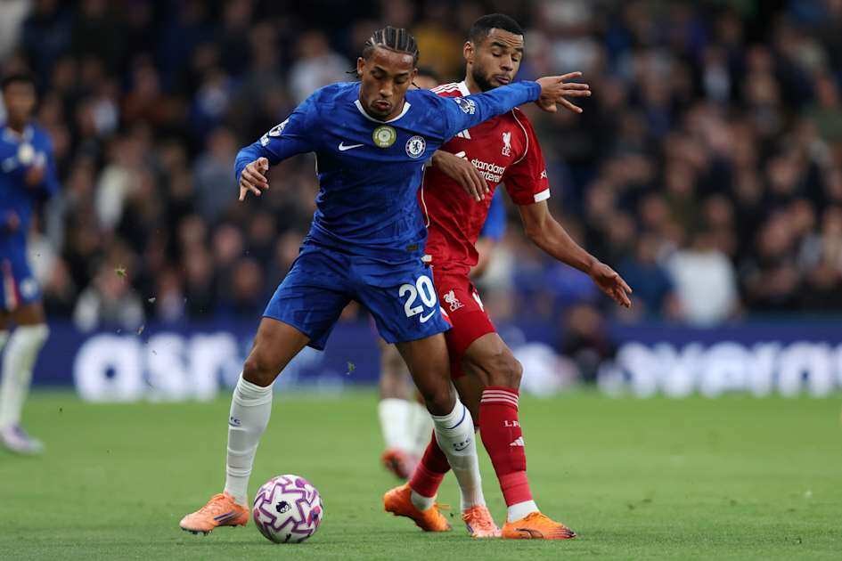 Liverpool (áo đỏ) sẽ so tài Chelsea ở vòng 4 League Cup
