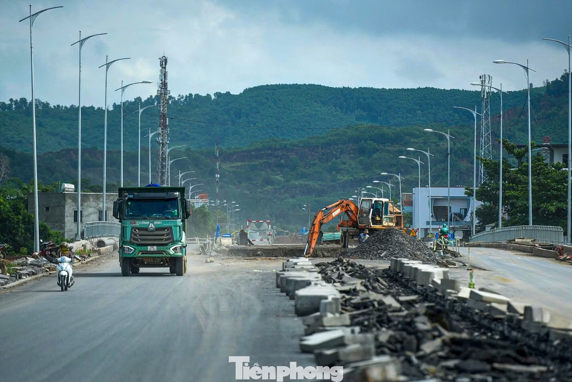 Đoạn đường đang thi công được che chắn sơ sài, tiềm ẩn nguy cơ mất an toàn đối với người tham gia giao thông.