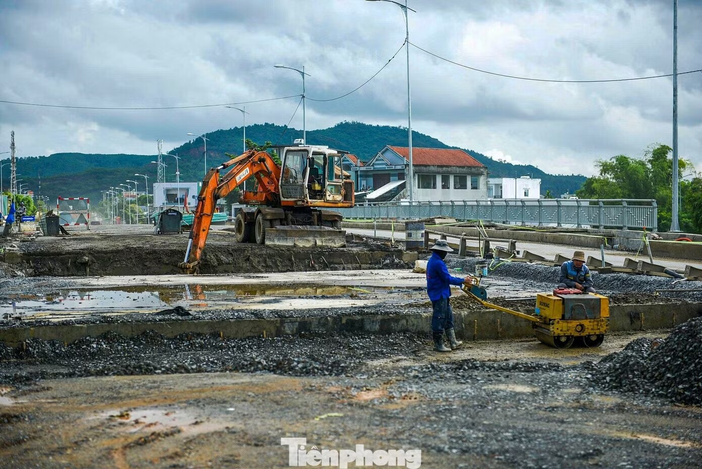 Dự án do liên danh Công ty CP Đầu tư hạ tầng Đông Sơn và CIENCO4 thi công. Trước tình trạng chậm tiến độ, UBND TP Đà Nẵng yêu cầu nhà thầu tăng cường nhân lực, máy móc, tập kết đầy đủ vật tư, đồng thời tổ chức tăng ca để đẩy nhanh tiến độ.