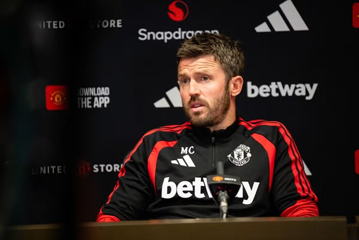 Carrick đã đáp trả gay gắt trong cuộc họp báo trước trận MU gặp Fulham