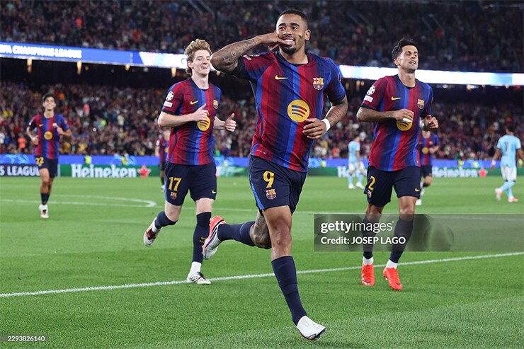 Tiền đạo người Brazil lập công trong chiến thắng của Barcelona trước Feyenoord tại Cúp C1