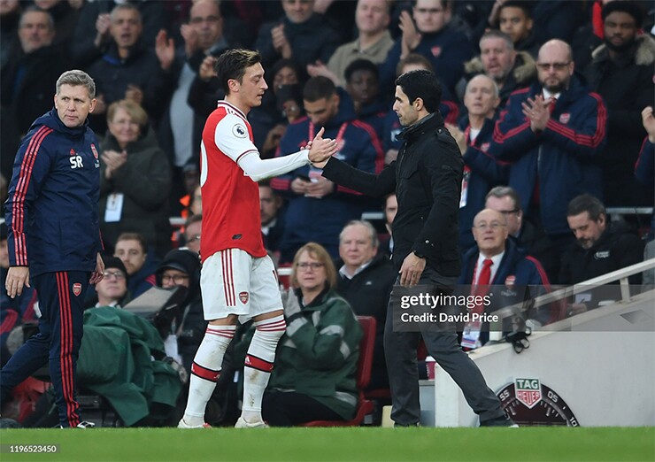 Mesut Ozil bị Arteta loại khỏi danh sách đăng ký Ngoại hạng Anh