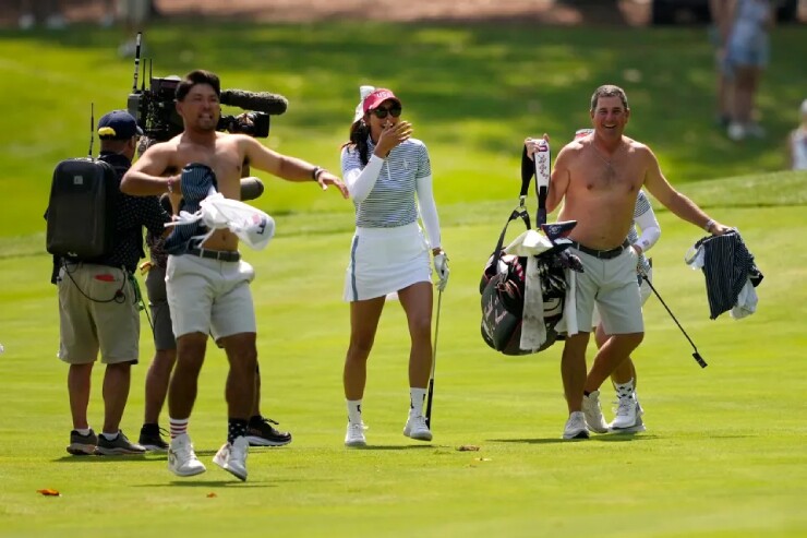 Màn ăn mừng “không giống ai” của hai caddie Mỹ tại Solheim Cup