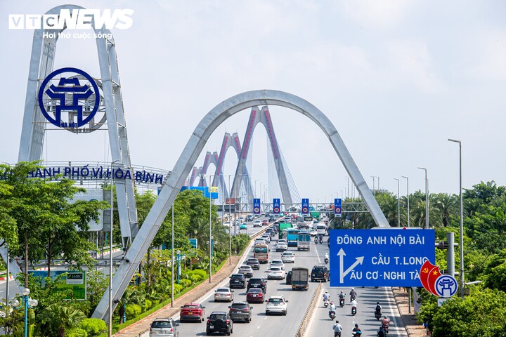 Dòng ô tô di chuyển chậm, có thời điểm xếp thành 3 hàng kéo dài từ khu vực đường dẫn lên cầu Nhật Tân sáng 27/9.