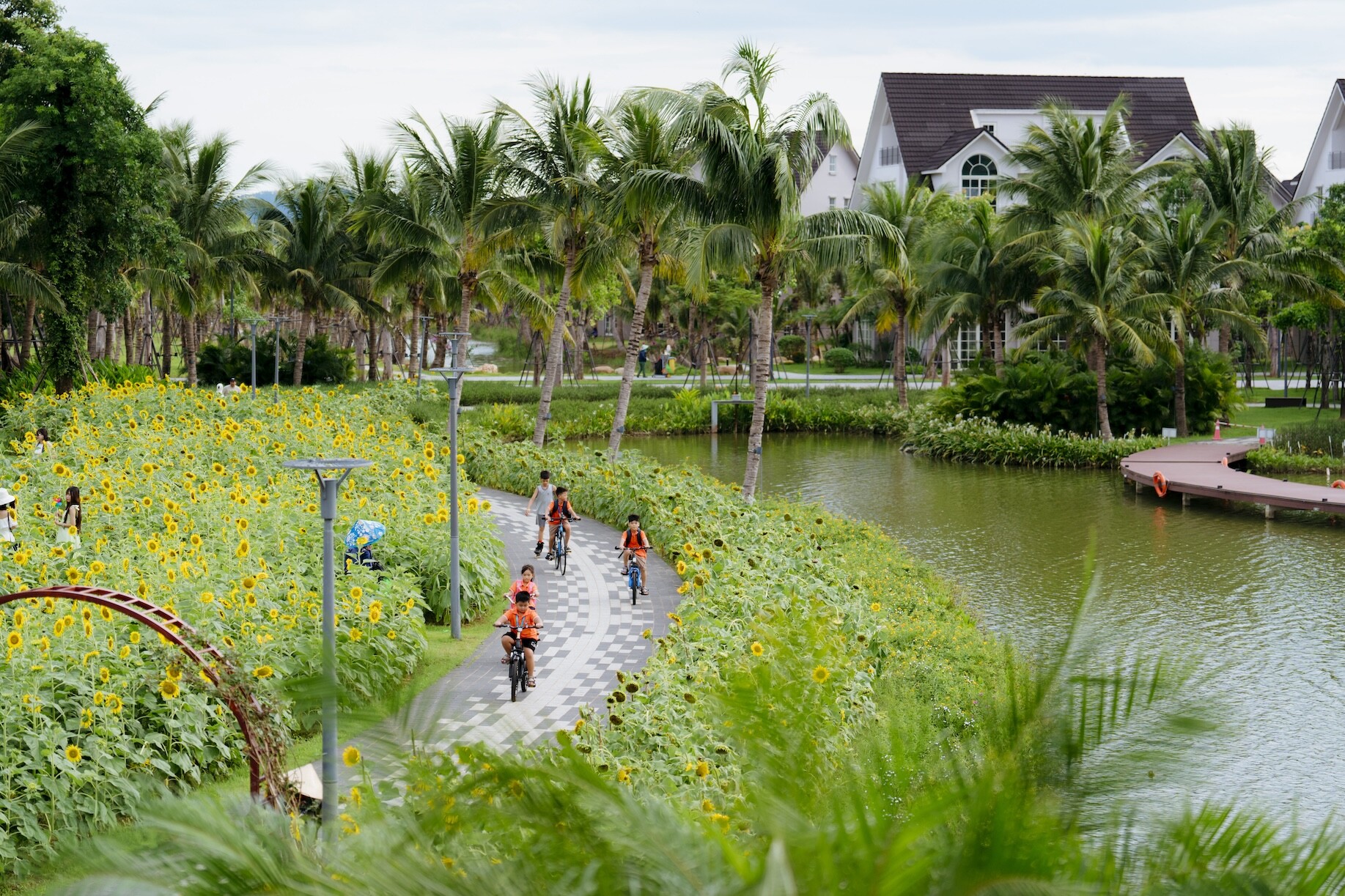 Trẻ đạp xe giữa công viên để đến trường tại đô thị Eco Central Park. Ảnh: Thanh Sơn.