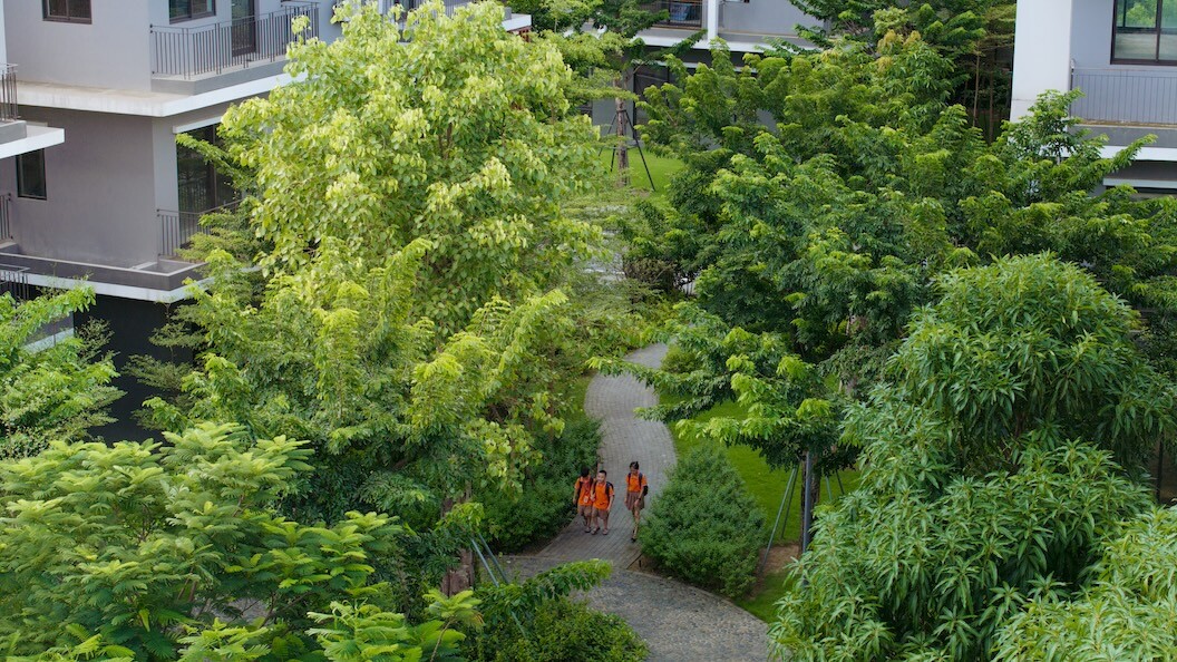 Đường đến trường xanh mướt, an toàn của học sinh PTLC FPT nằm trong Eco Central Park. Ảnh: Thanh Sơn