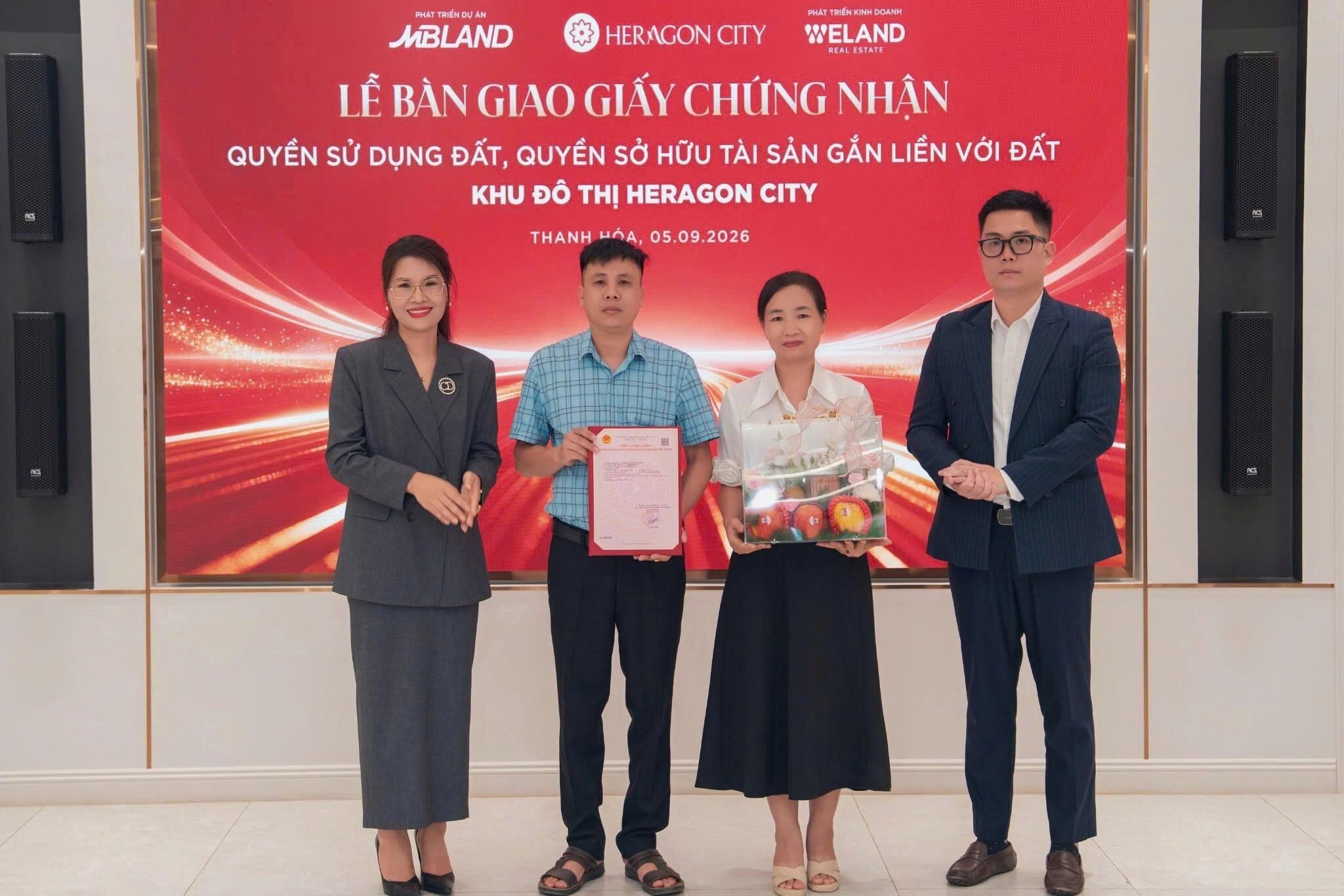 Gia đình bà H.T.B vui mừng và tin tưởng khi được nhận Giấy Chứng nhận quyền sử dụng đất, quyền sở hữu tài sản gắn liền với đất trong đợt đầu tiên.