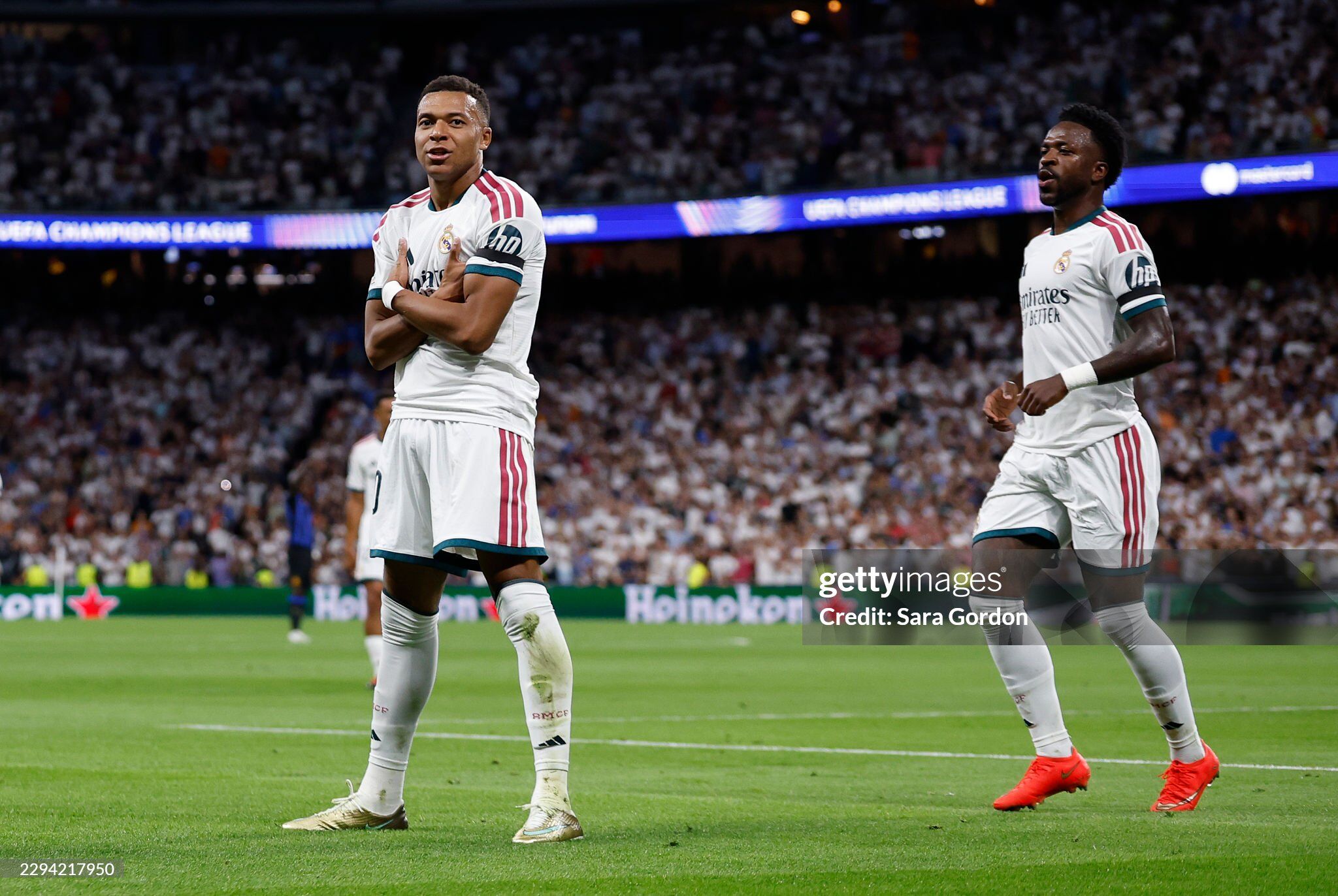 Real Madrid bỏ luôn tuyến giữa và tập trung xây dựng phản công nhanh cho Mbappe và Vinicius