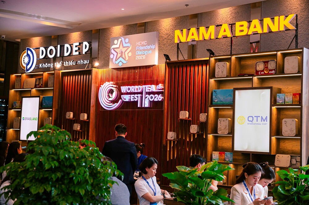 Quan khách, đại biểu trải nghiệm không gian Trà - Tea Connect của Nam A Bank.