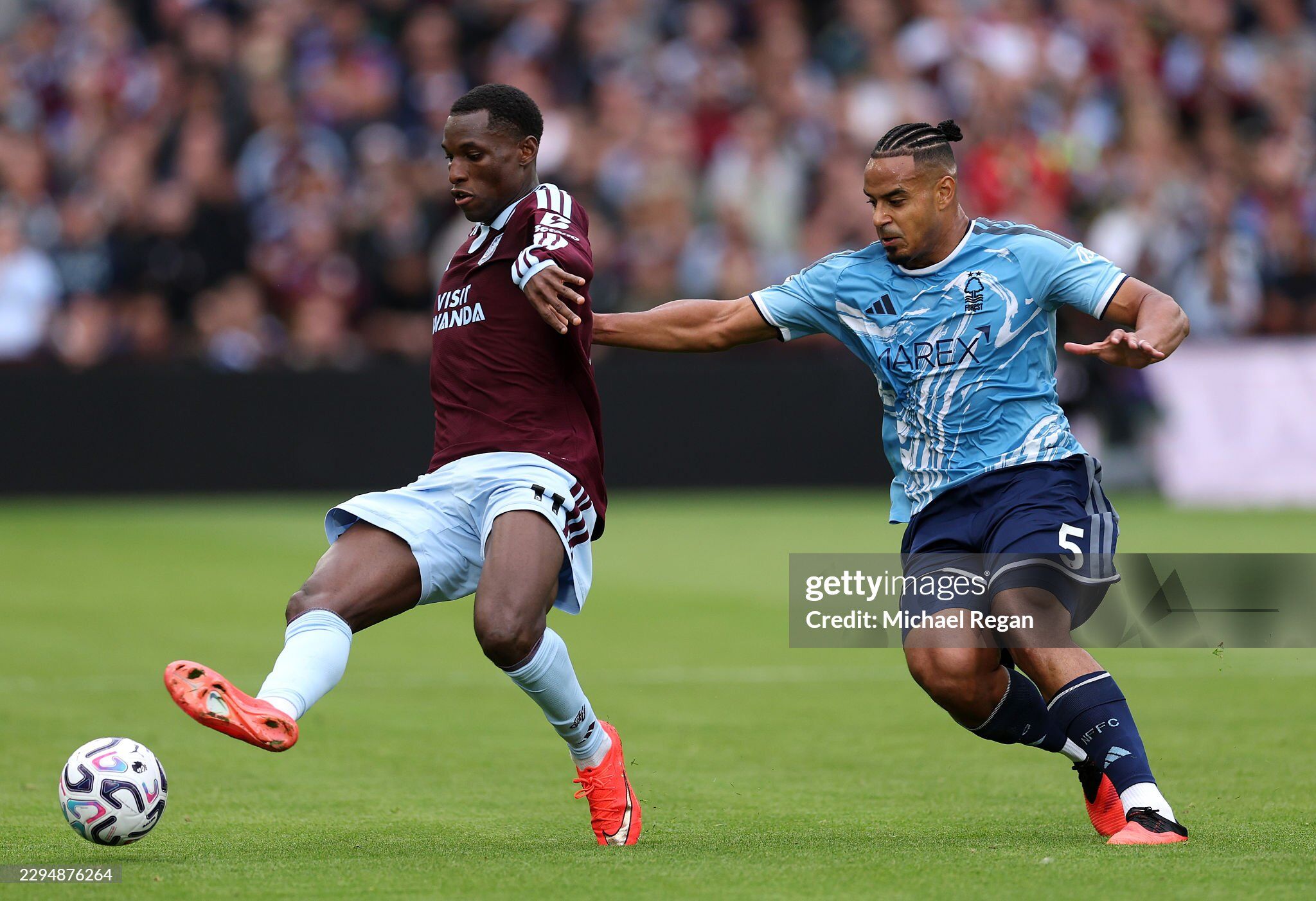 Aston Villa (áo bã trầu) gặp không ít khó khăn trước Nottingham Forest