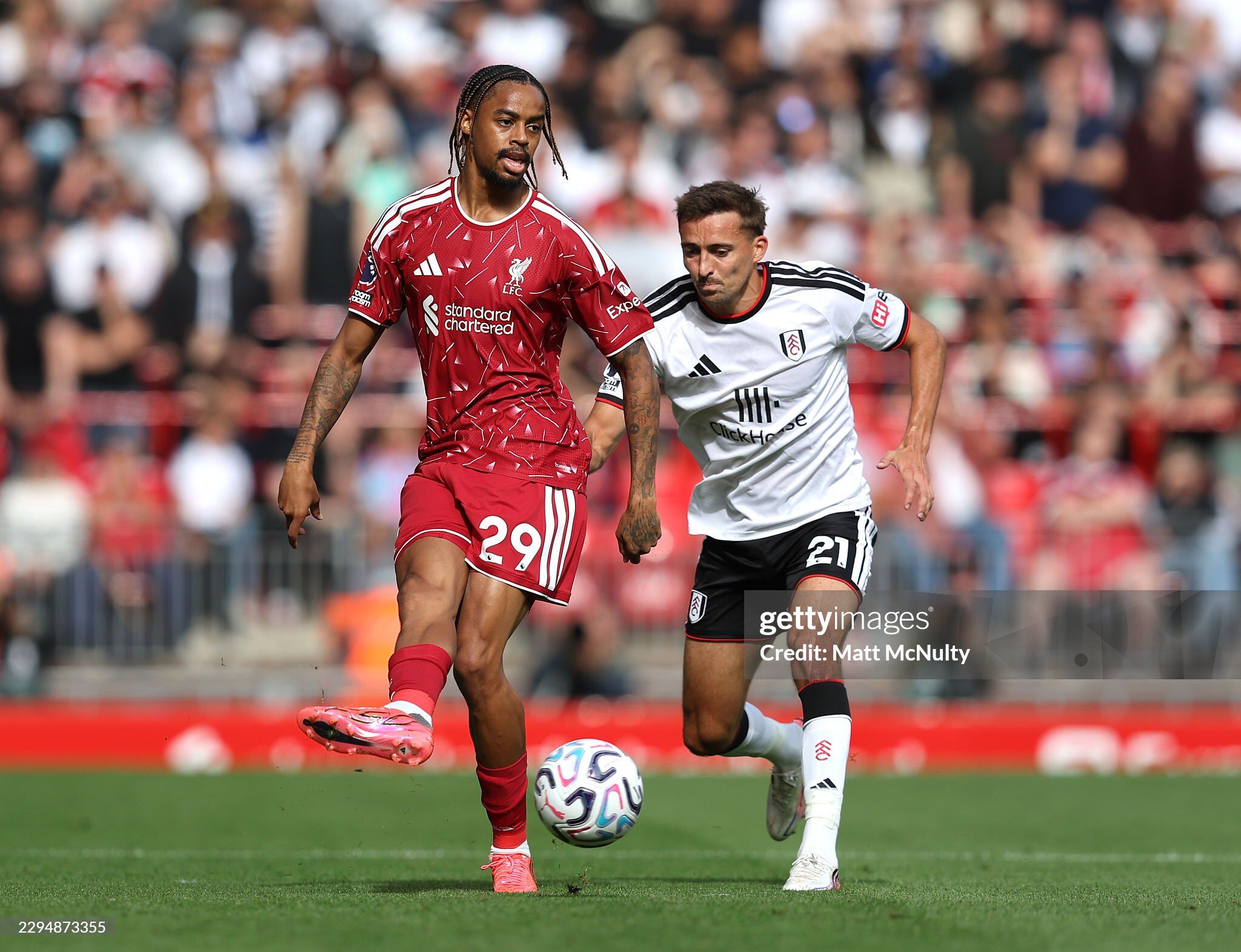 Liverpool (áo đỏ) thi đấu nỗ lực