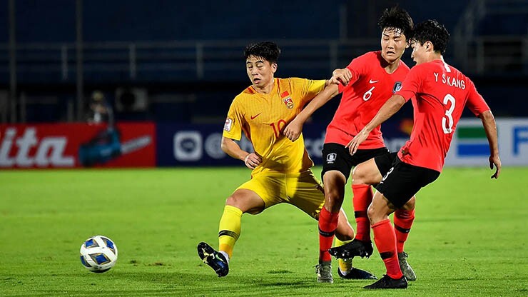 U23 Hàn Quốc (áo đỏ) và U23 Trung Quốc thi đấu nỗ lực