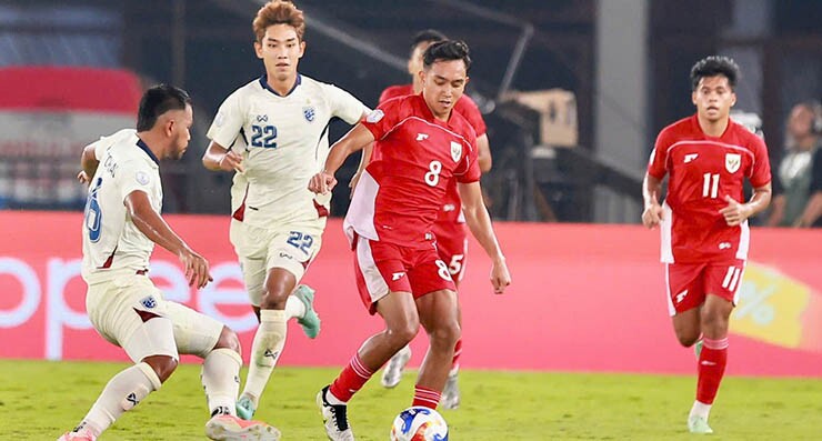 U23 Thái Lan (áo trắng) gặp nhiều khó khăn trước U23 Hong Kong (TQ)