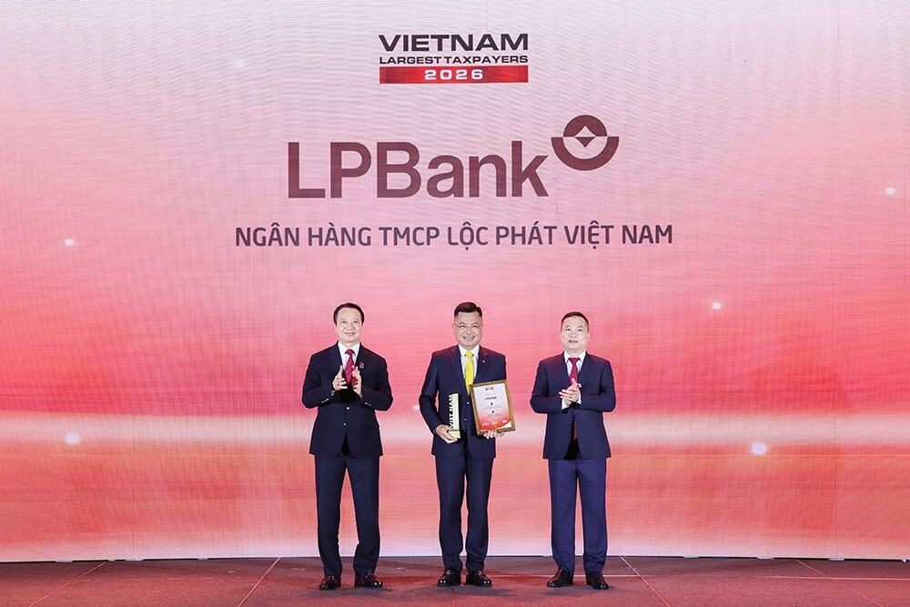 Ông Bùi Thái Hà – Phó Chủ tịch HĐQT LPBank nhận cúp và kỷ niệm chương từ Ban tổ chức