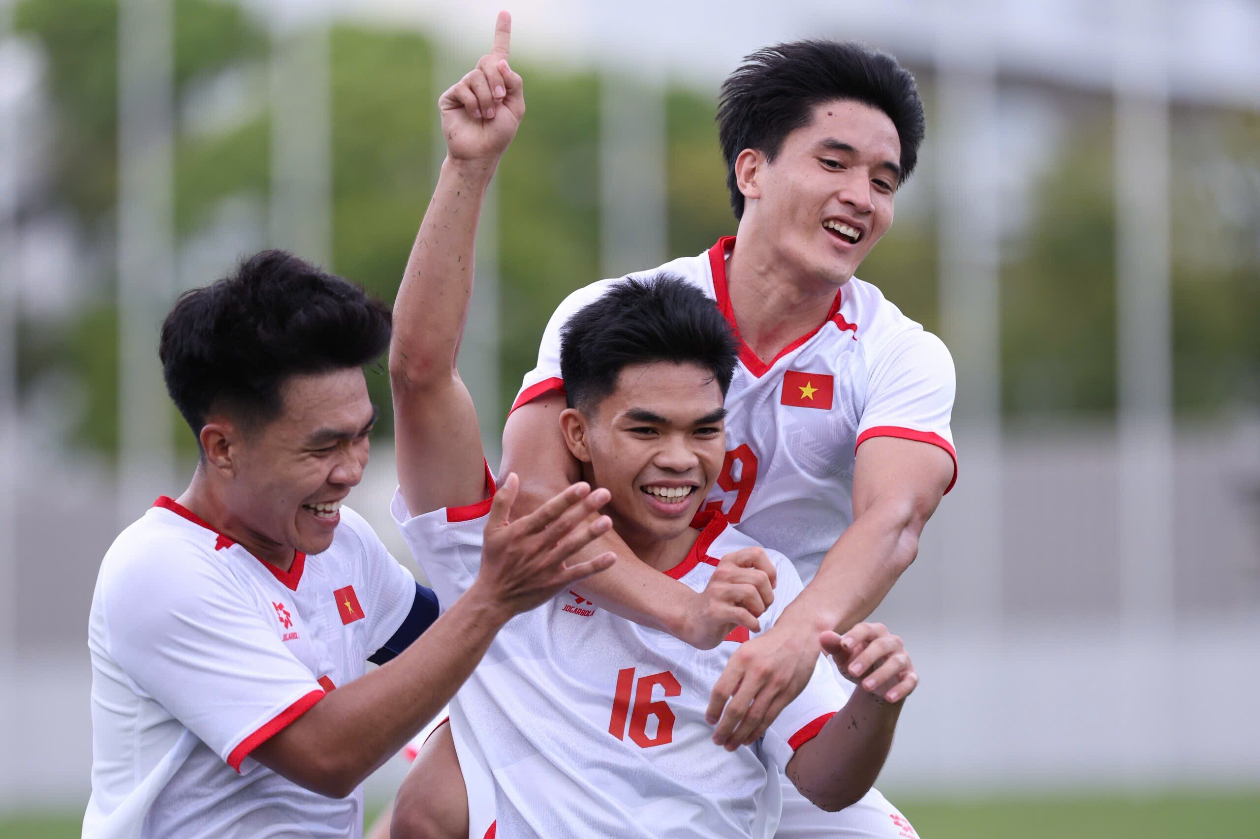 Lê Phát (16) và đồng đội chạm trán đối thủ mạnh nhất bảng U23 Uzbekistan