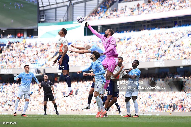 Thủ môn Donnarumma giúp Man City giành chiến thắng