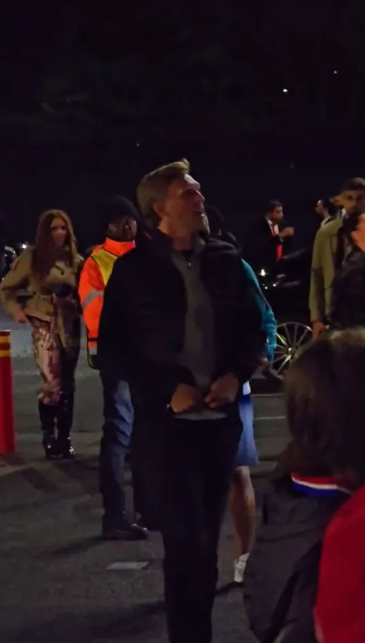 Lộ clip cựu sao MU Fletcher tranh cãi nảy lửa với fan ngoài sân Old Trafford - 2