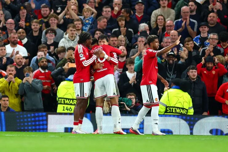 Lộ clip cựu sao MU Fletcher tranh cãi nảy lửa với fan ngoài sân Old Trafford - 1