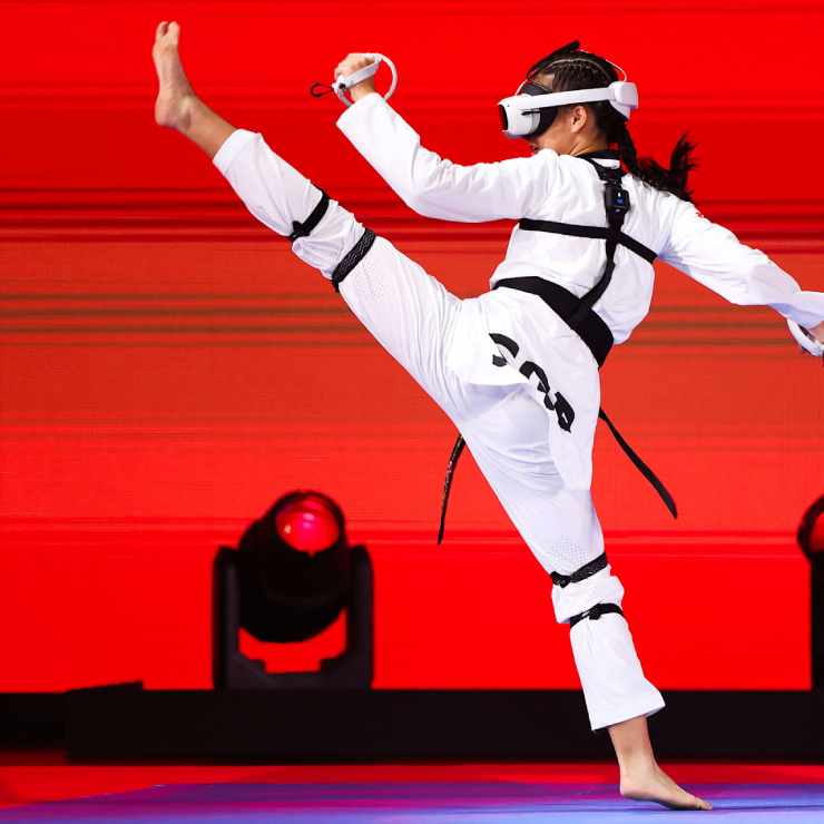 Kính thực tế ảo (VR) và hệ thống cảm biến theo dõi chuyển động (motion-tracking) gắn chặt ở thân trên cùng các khớp chân của VĐV