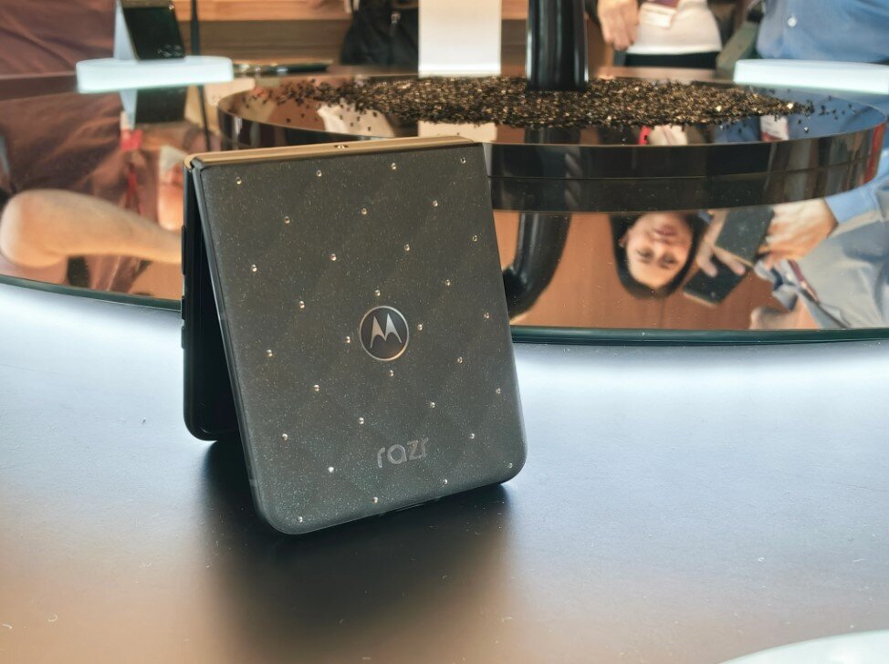 Phiên bản Motorola Razr 2026 đính pha lê Swarovski.