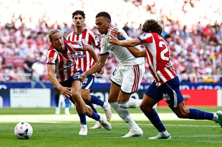 Mbappe bị các cầu thủ Atletico vây ráp suốt trận derby Madrid