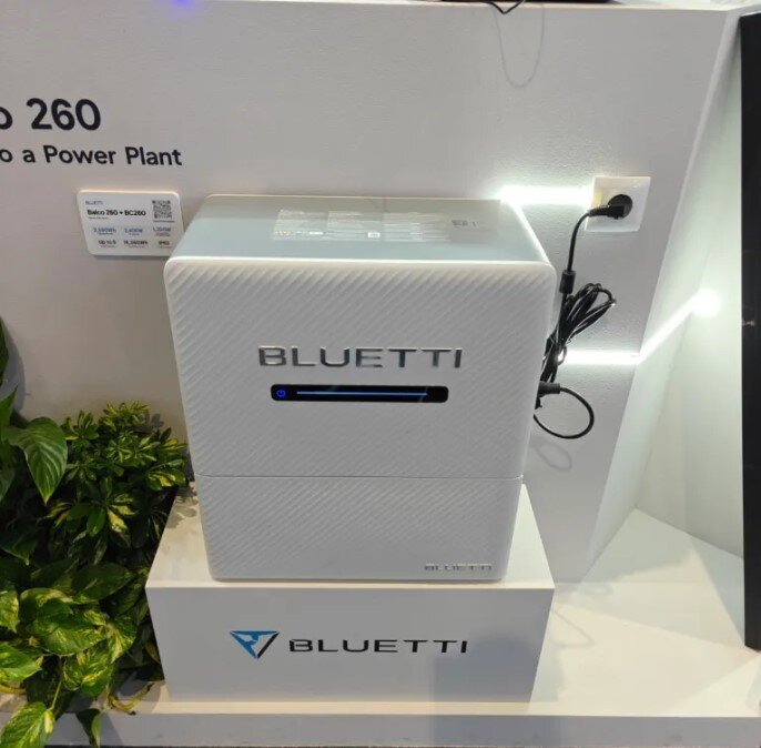 Hệ thống năng lượng mặt trời ban công Balco 260 của Bluetti.