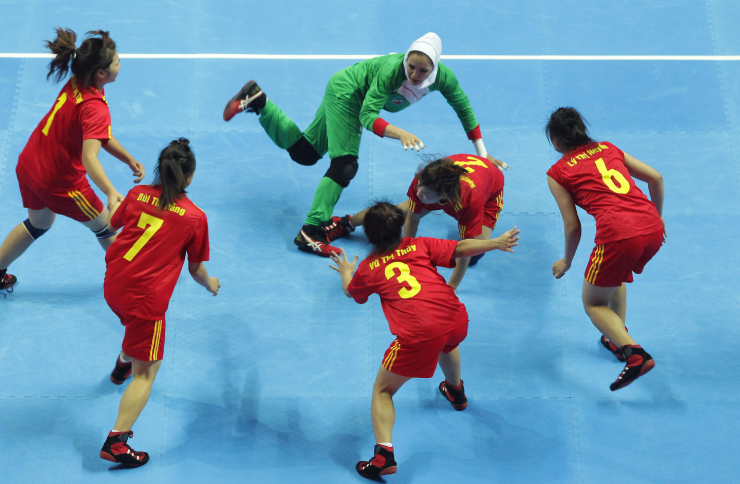 Đội tuyển nữ Việt Nam đối đầu Iran trong một trận Kabaddi quốc tế