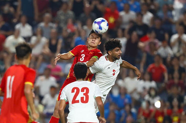 U20 Việt Nam (áo đỏ) thất bại trước U20 Iran ở lượt cuối bảng C