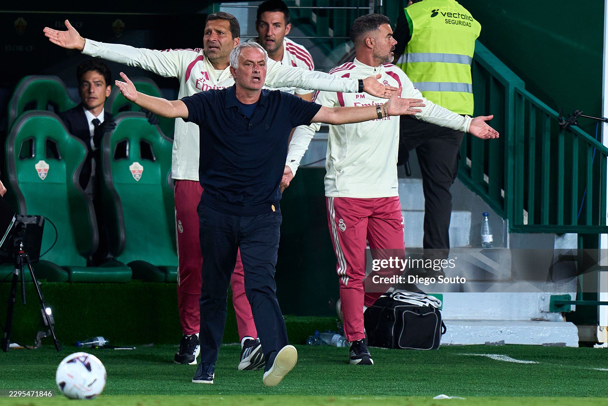 HLV Mourinho giận dữ vì trọng tài bỏ qua tình huống cần có VAR
