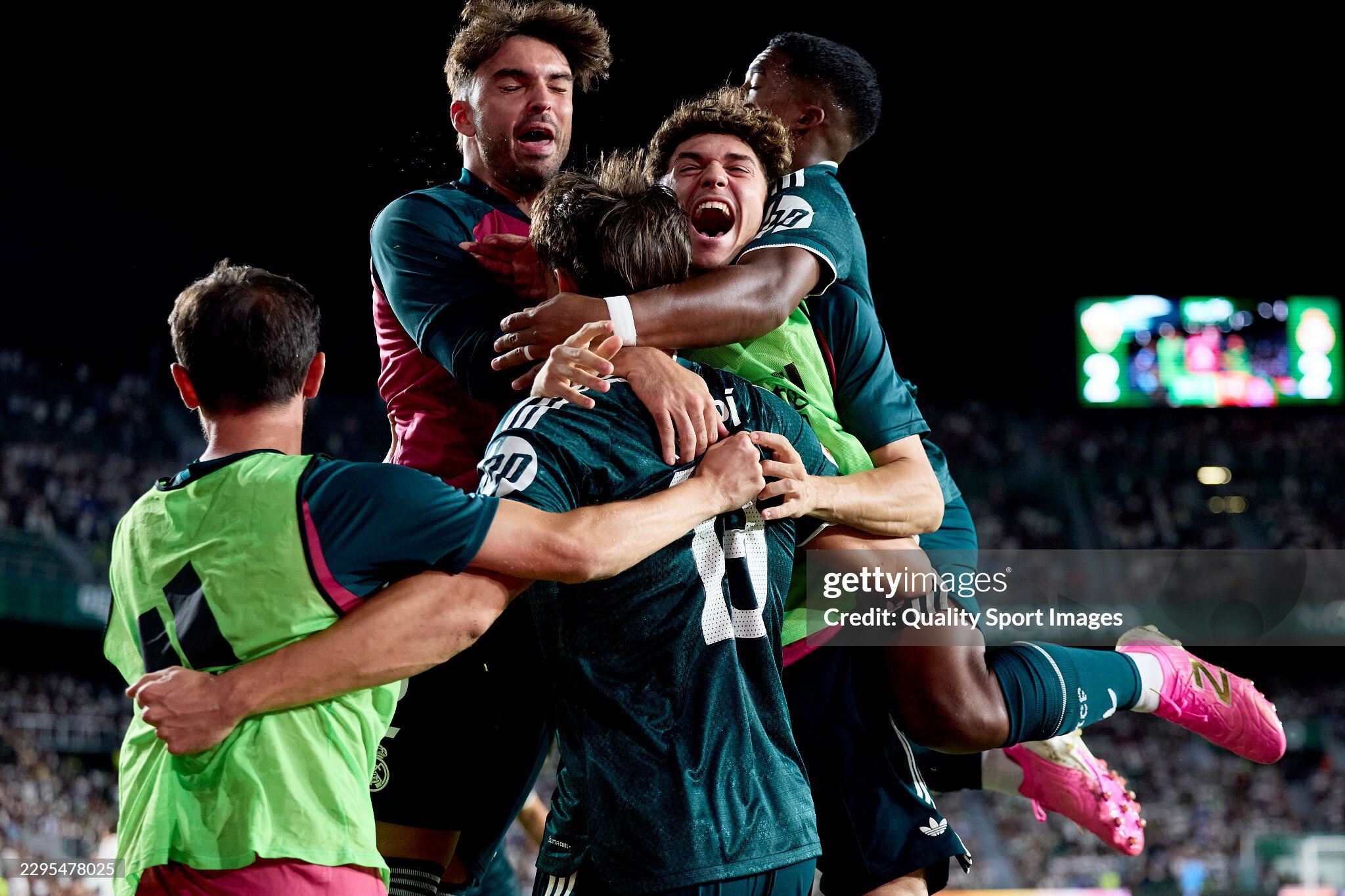 Real Madrid thắng kịch tính trước Elche