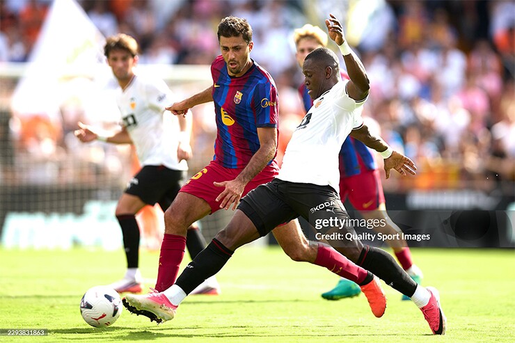Rodri nhanh chóng hòa nhập và để lại dấu ấn trong lần đầu đá chính cho Barcelona