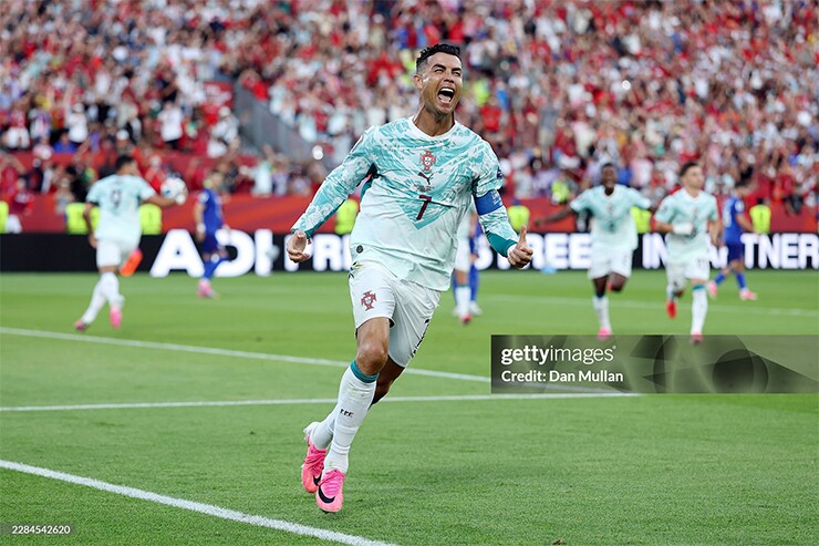 Cristiano&nbsp;Ronaldo&nbsp;khẳng định anh muốn tiếp tục là hình mẫu cho thế hệ cầu thủ trẻ