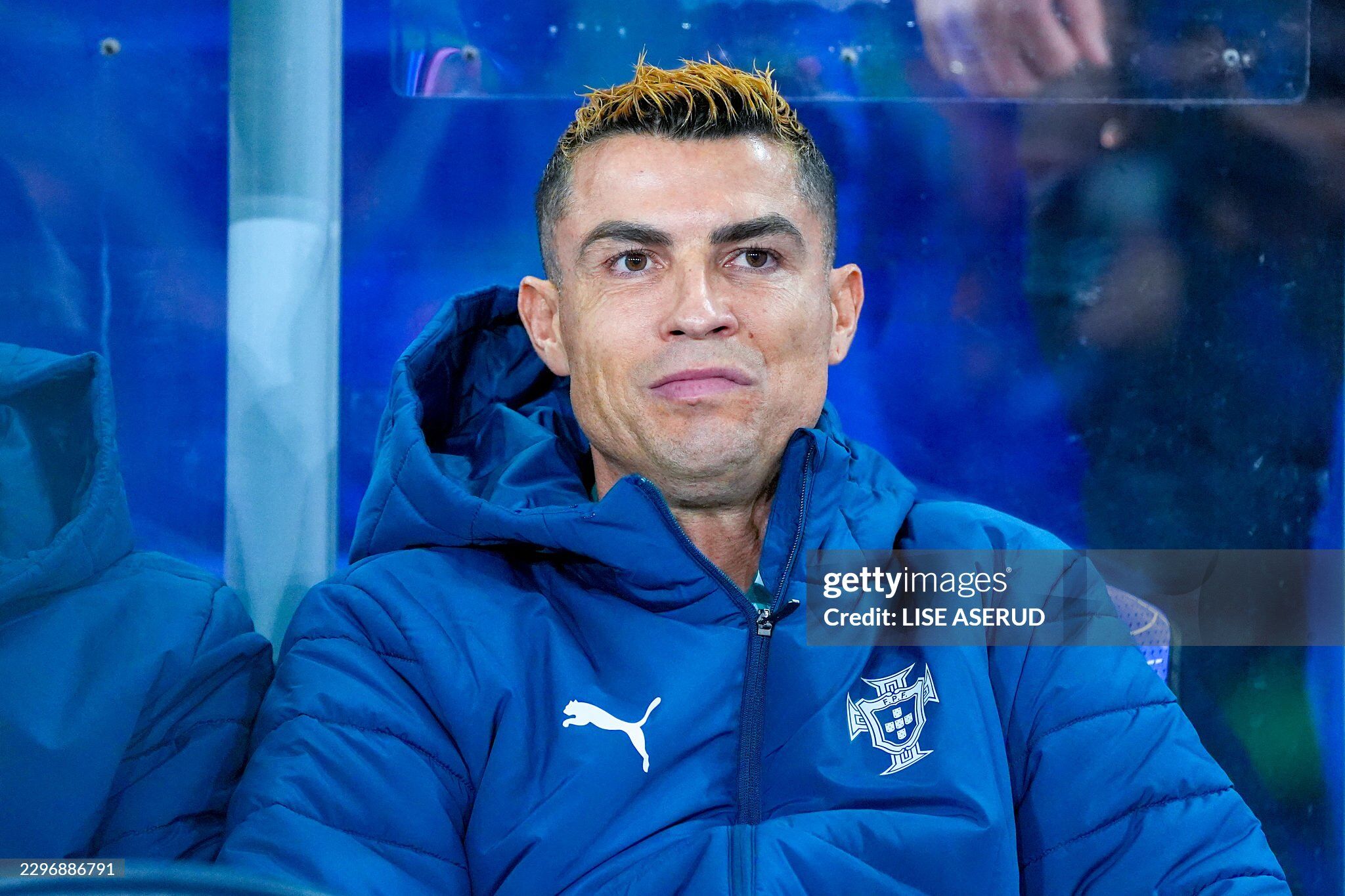 Ronaldo giận dữ trên ghế dự bị