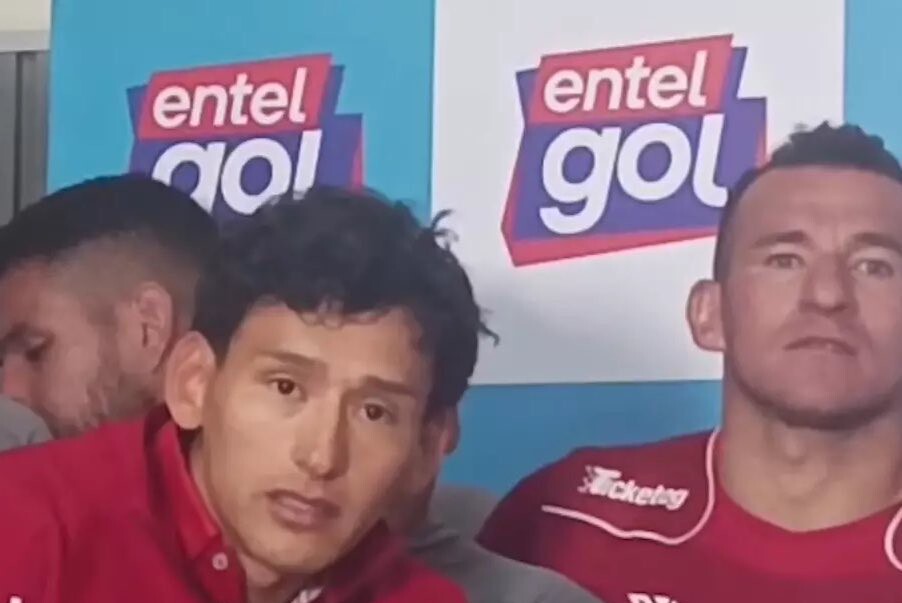 Tiền đạo Victor Abrego bật khóc khi tiết lộ thông tin bị đe dọa tính mạng của cả gia đình