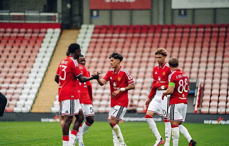 Hat-trick mãn nhãn trong ngày ra mắt