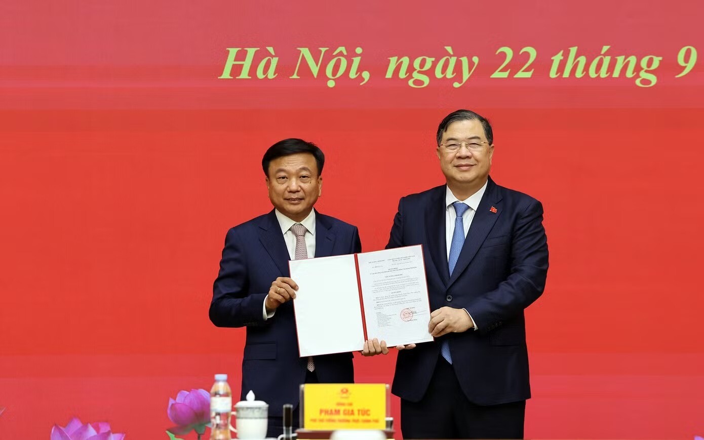 Phó Thủ tướng Thường trực Phạm Gia Túc trao quyết định điều động, bổ nhiệm Phó Chủ nhiệm VPCP Nguyễn Danh Huy tại lễ công bố quyết định diễn ra vào sáng 22/9. Ảnh: chinhphu.vn