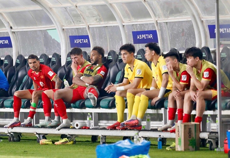 Xuân Son phải chườm đá ở vùng bắp đùi trái