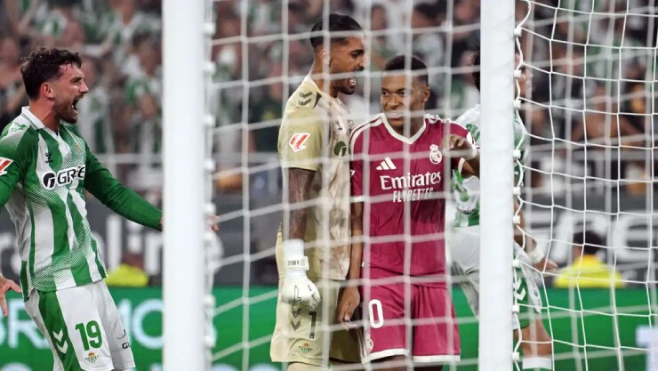Mbappe bị "bắt bài", tranh cãi không được đá lại penalty dù đối thủ phạm luật - 2