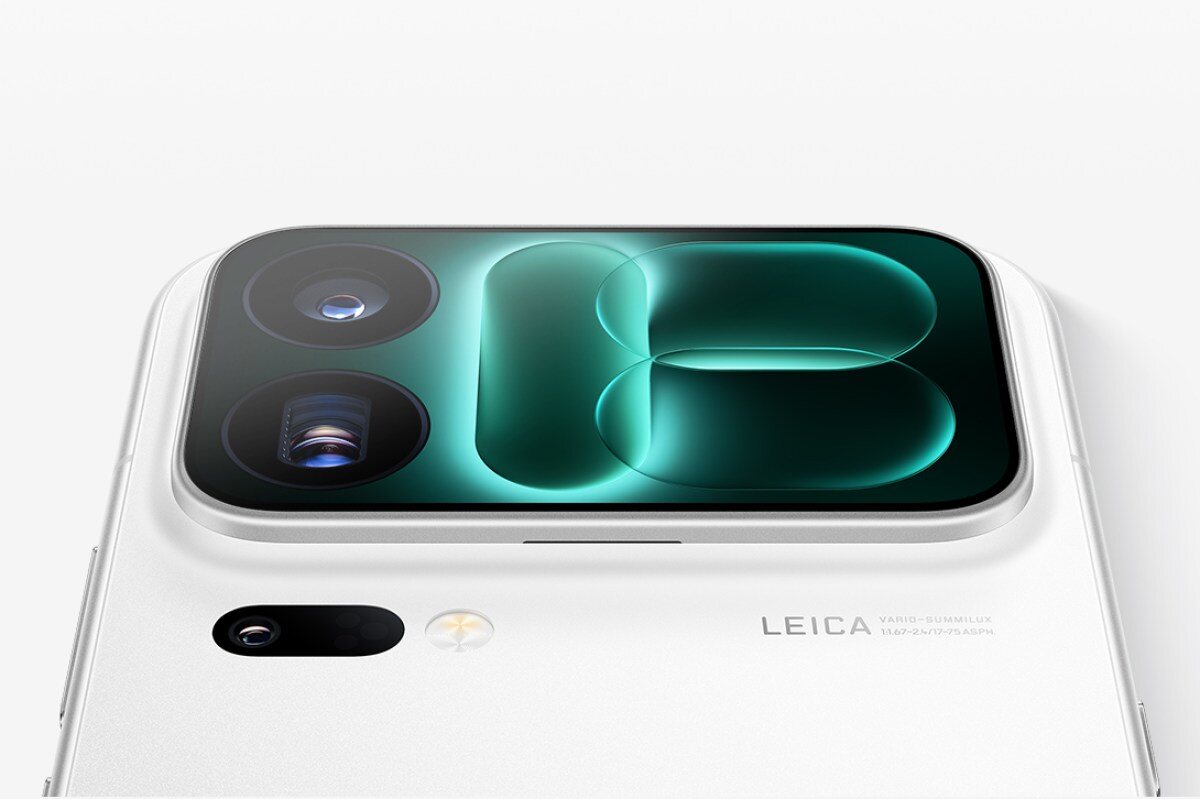 Cụm camera sau của 2 flagship đều rất ấn tượng.