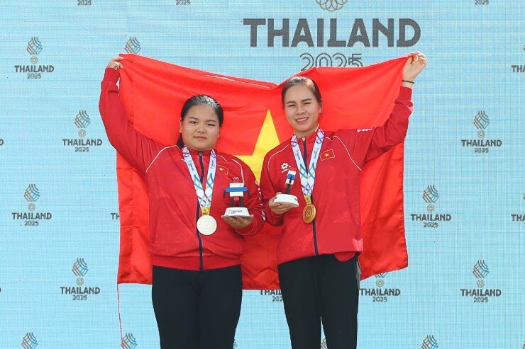 Thu Vinh (bên phải) cùng đồng đội săn HCV súng ngắn cá nhân đồng đội nữ