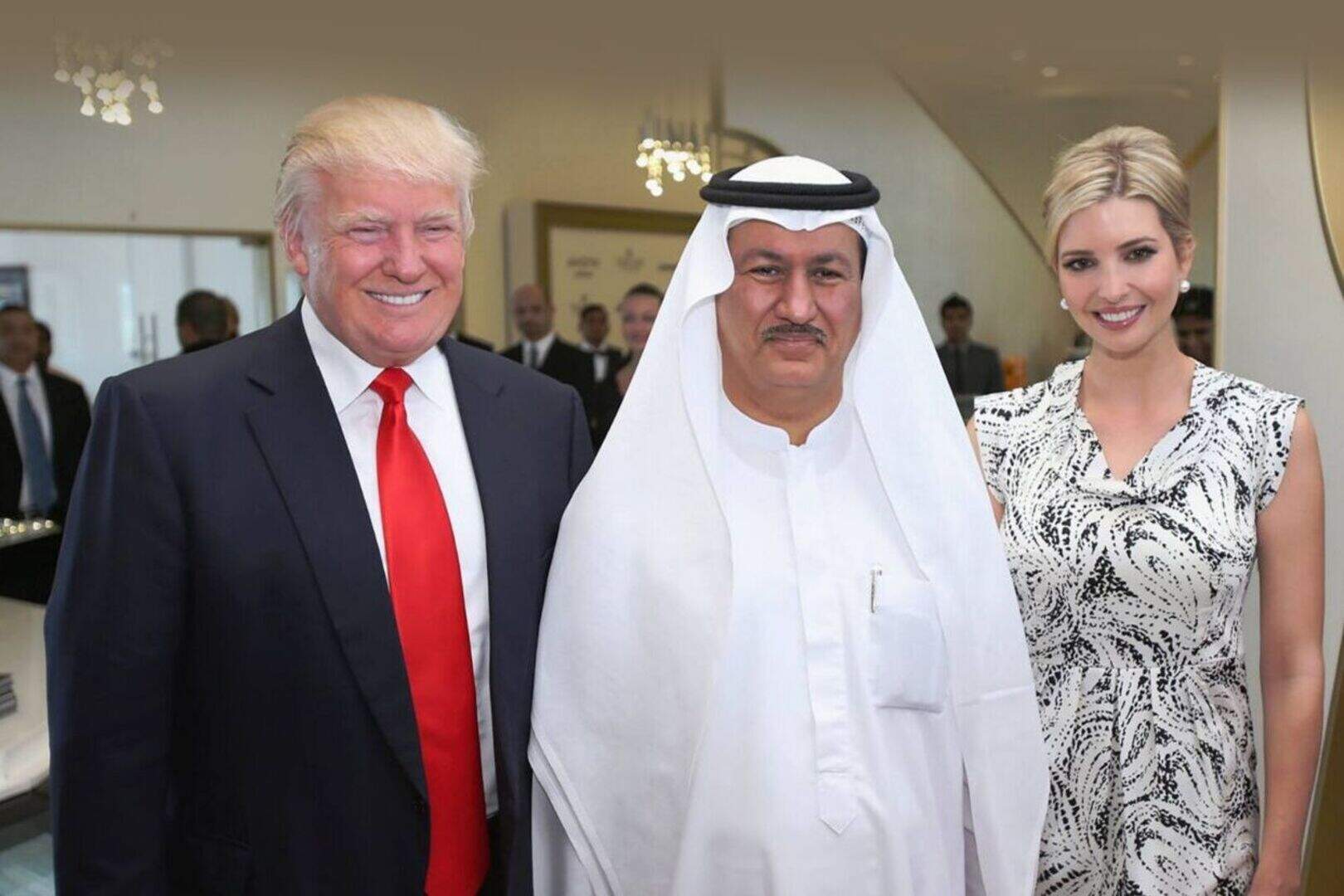 Tỷ phú Sajwani đứng cạnh Tổng thống Mỹ Donald Trump